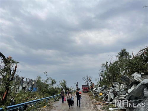 武漢龍卷風(fēng)核心現(xiàn)場直擊 十余噸的信號塔被掀倒,員工宿舍屋頂被掀