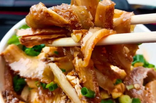 武漢菜市場旁的老味道，牛腰雙拼一絕，環境差來吃的人卻絡繹不絕